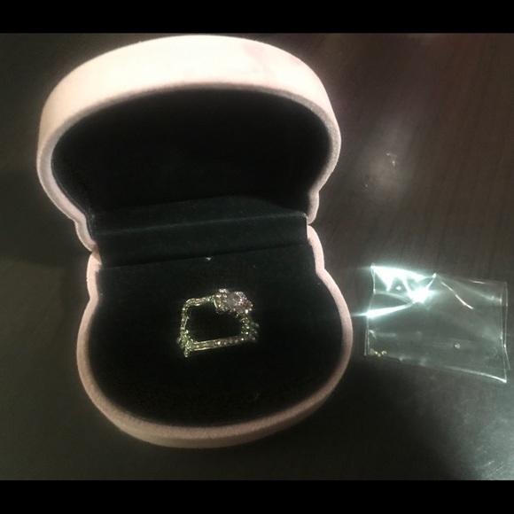 Authentic hello kitty ring with pink jewelry box - Picture 3 of 5